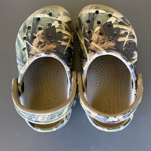 6T toddler crocs in camo